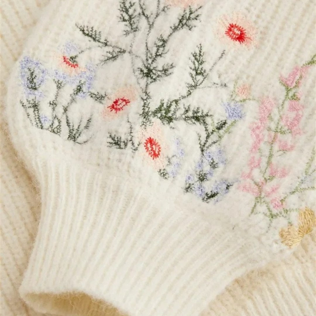 Stickad tröja med blommig brodyr och ballongärm