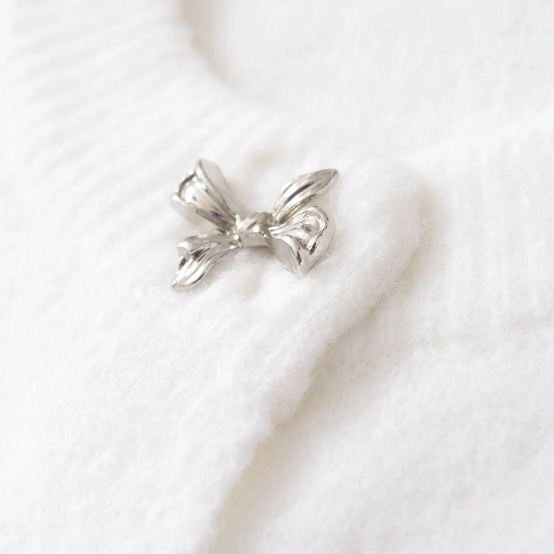 Kortärmad stickad kofta med rosettdetaljer och knappstängning