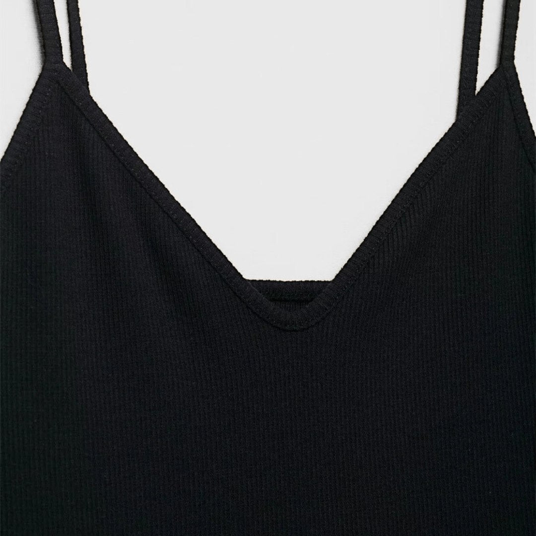 Svart midiklänning med smala axelband, markerad midja och dekorativt bälte