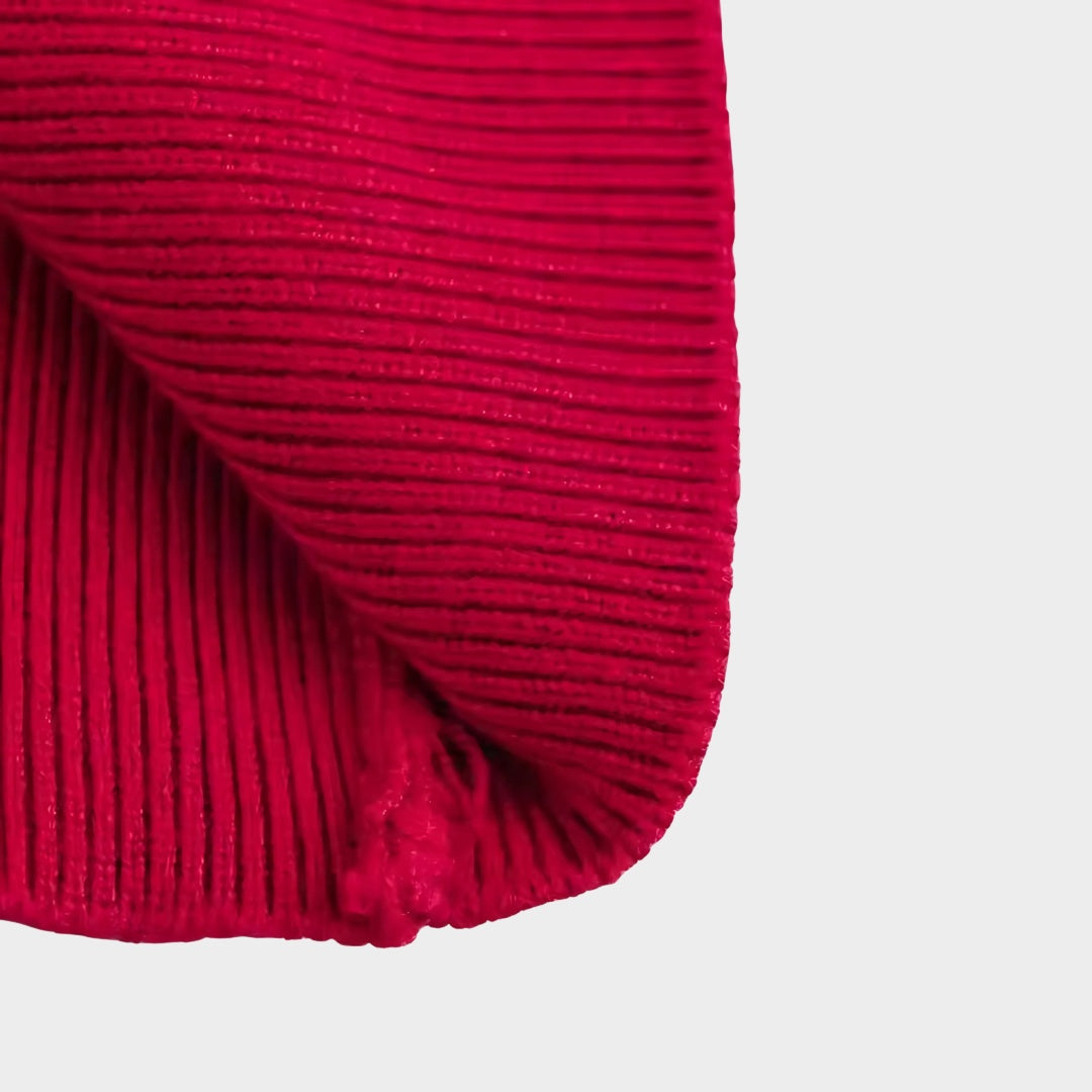 Röd kortstickad kofta med hjärtformade knappar