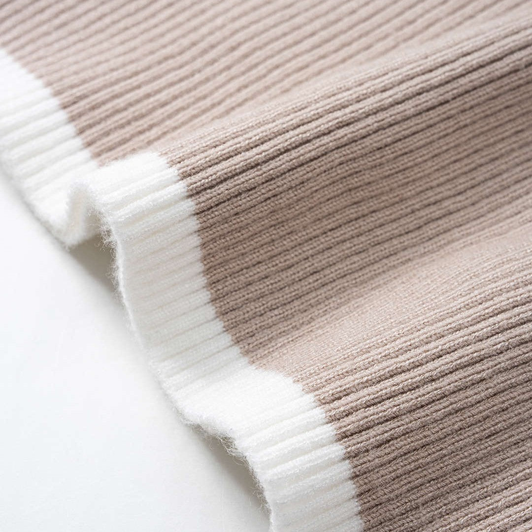 Ribbad stickad topp med pikékrage och knappar