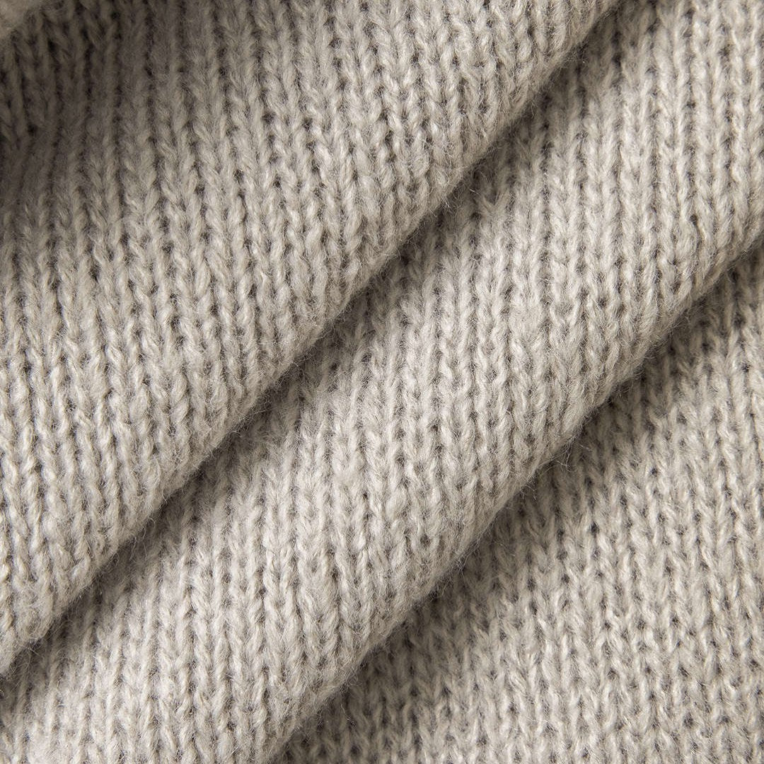 Stickad kofta med rund hals, knappstängning och långa ärmar med ribbade muddar