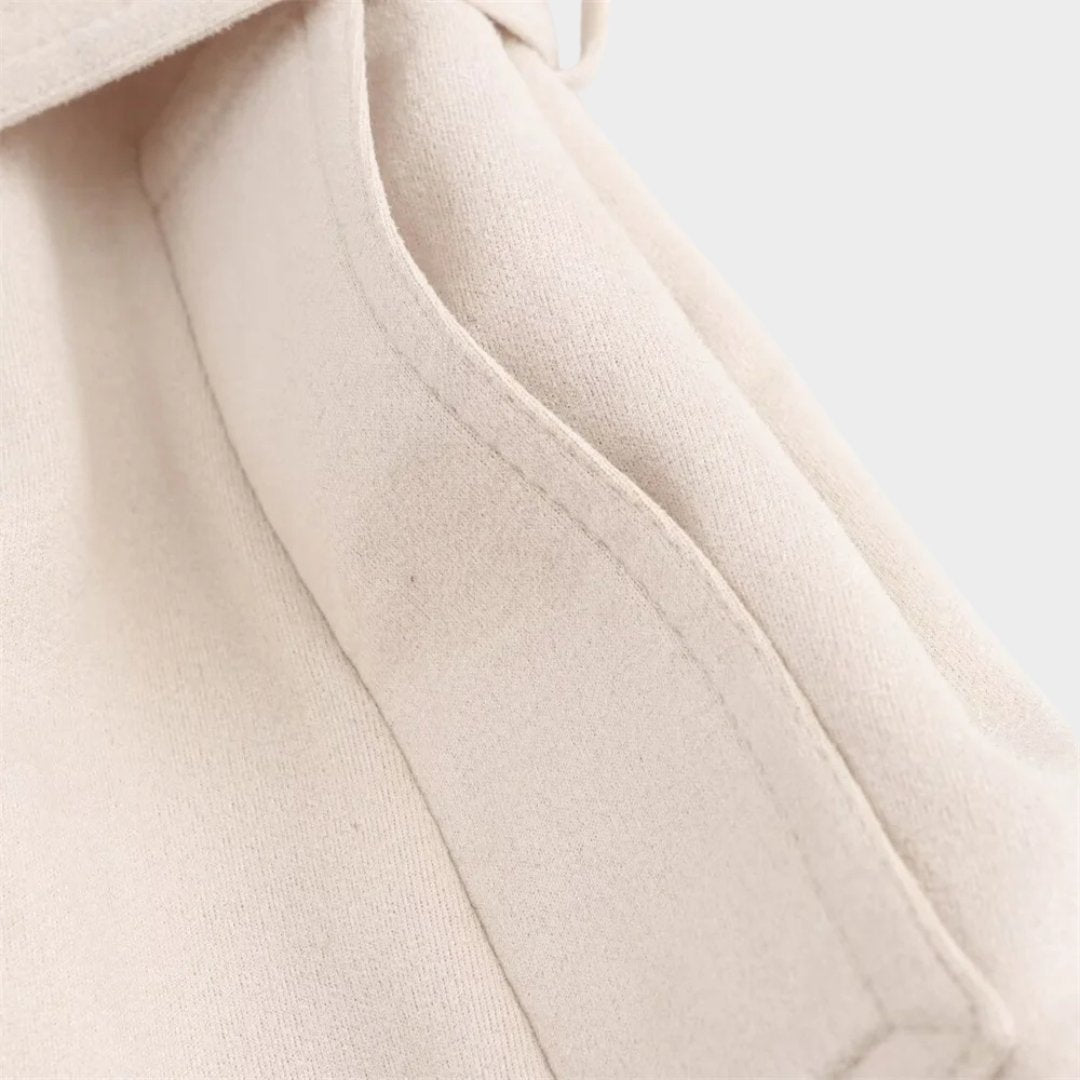 Beige trenchcoat i mockaliknande tyg med bälte