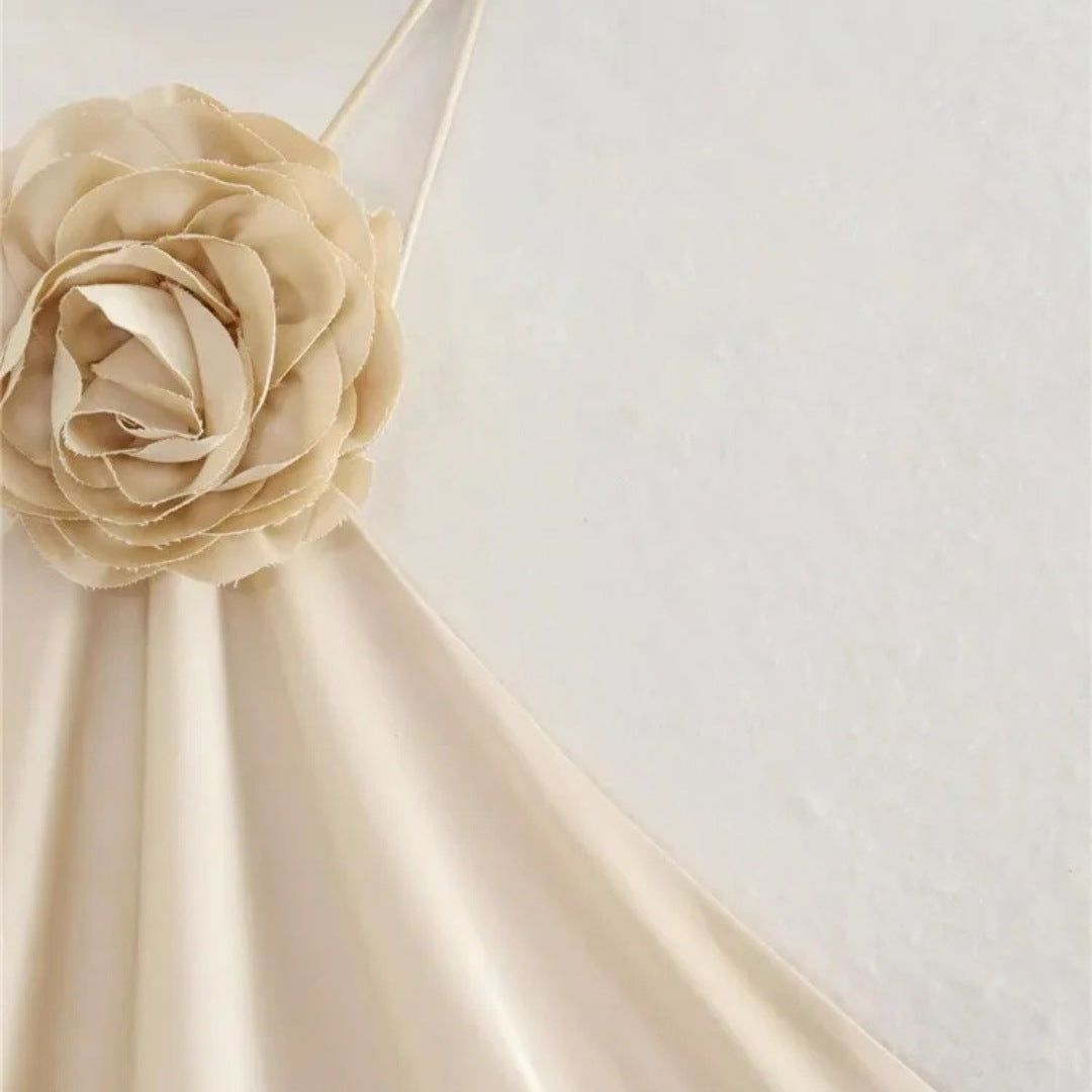 Vit Halterneck midiklänning med blommig applikation och slank silhuett