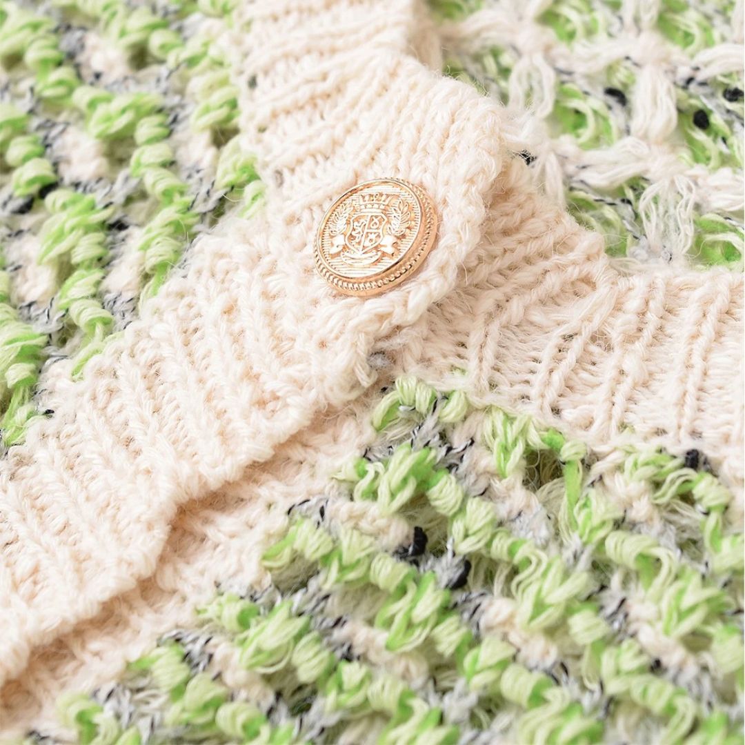 Ljusgrön ärmlös stickad kofta med rund hals knappstängning och fickor