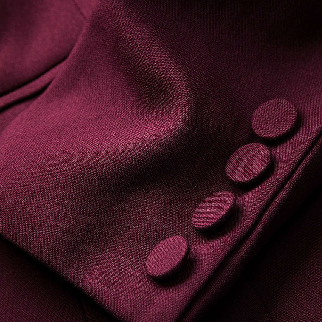 Vinröd skräddad kavaj i rayonmix med asymmetrisk cape-detalj och klassisk passform