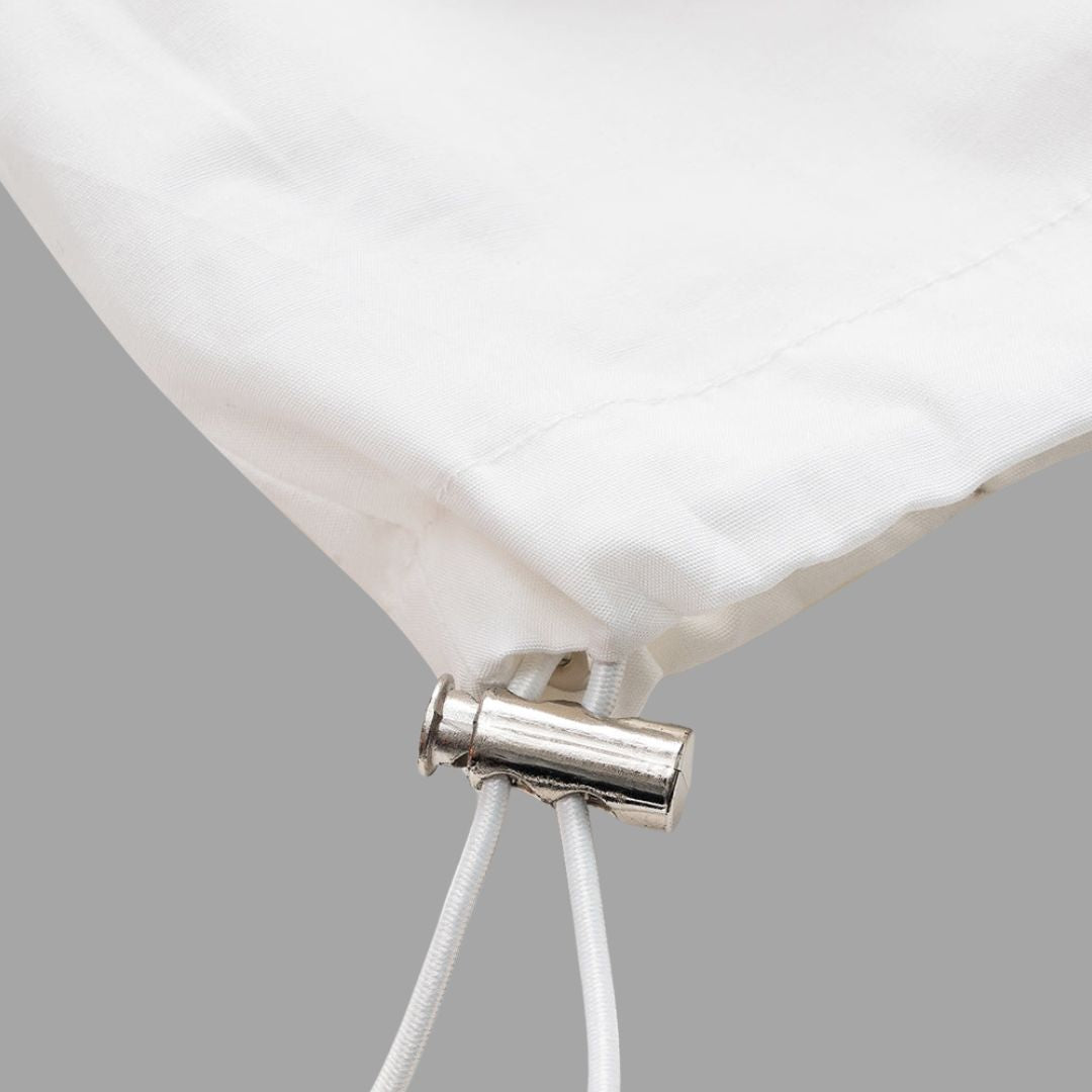 Vit kort skjortblus med stora fickor och dragsko i fållen