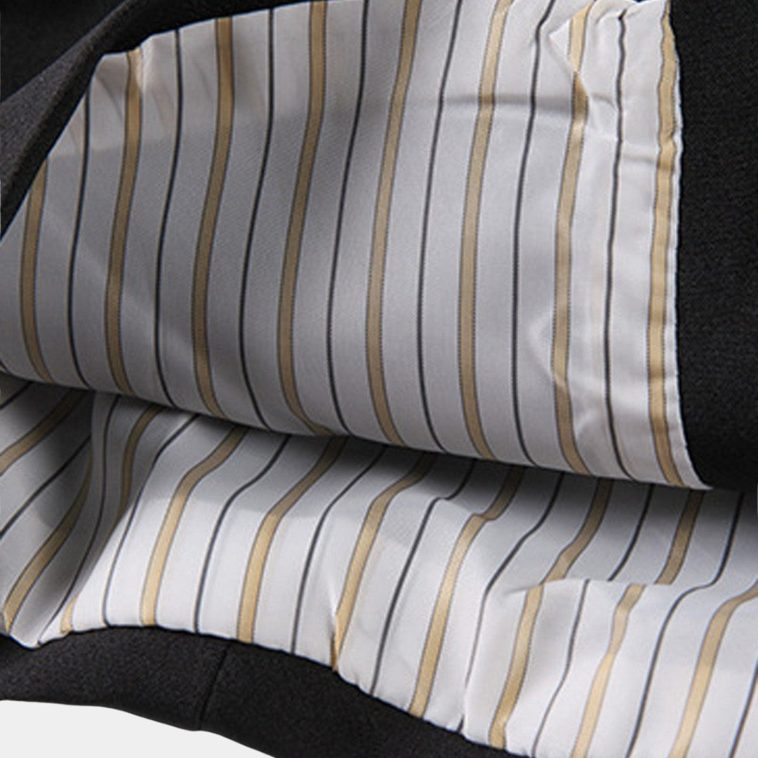 Kort svart kavaj med slagkrage enkel knäppning och fodrad insida