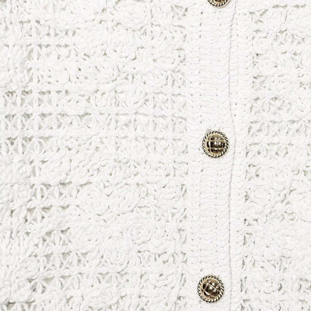 Vit virkad kofta med rund hals lång ärm och knappstängning