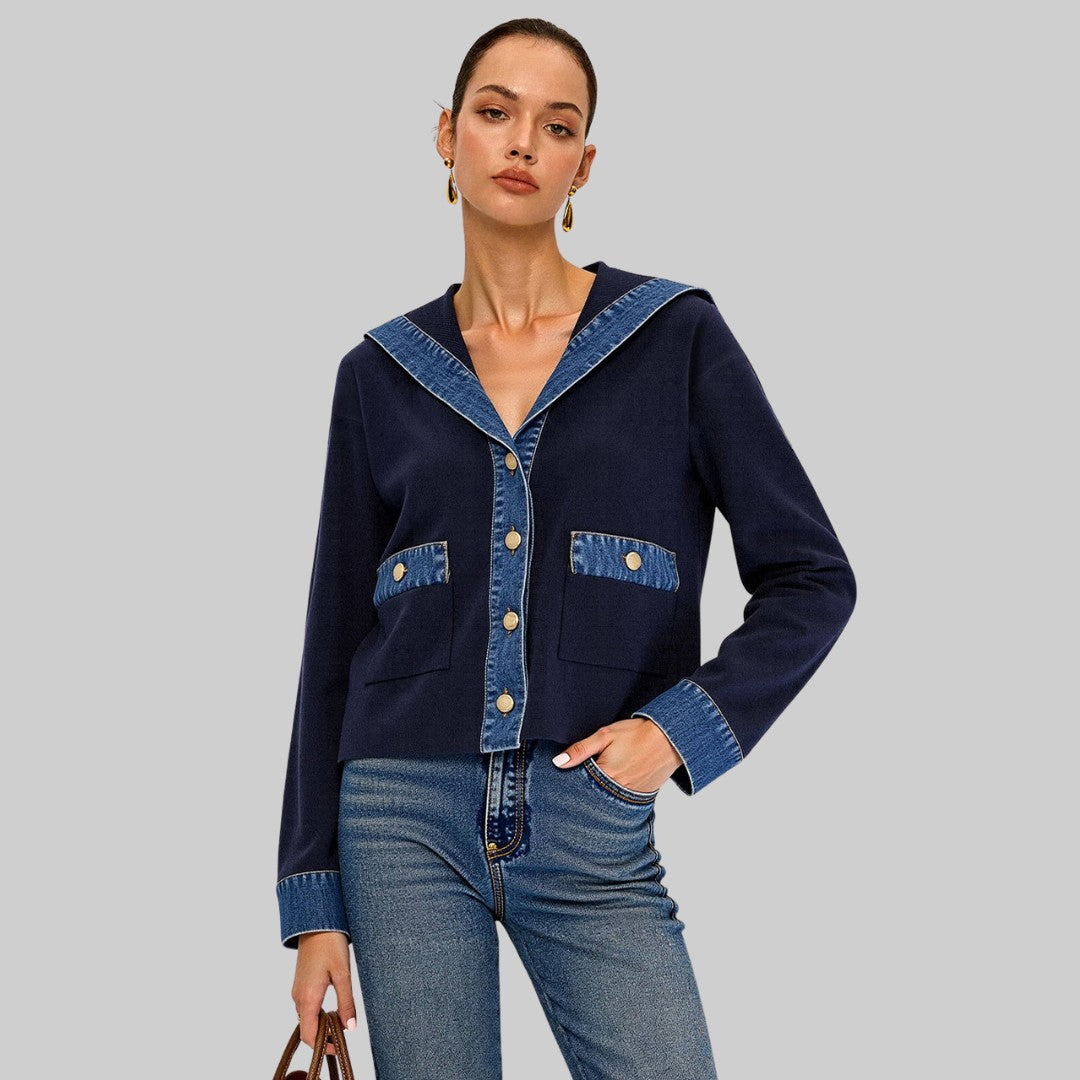 Marinblå stickad kort jacka med denimdetaljer, sjömanskrage och guldfärgade knappar
