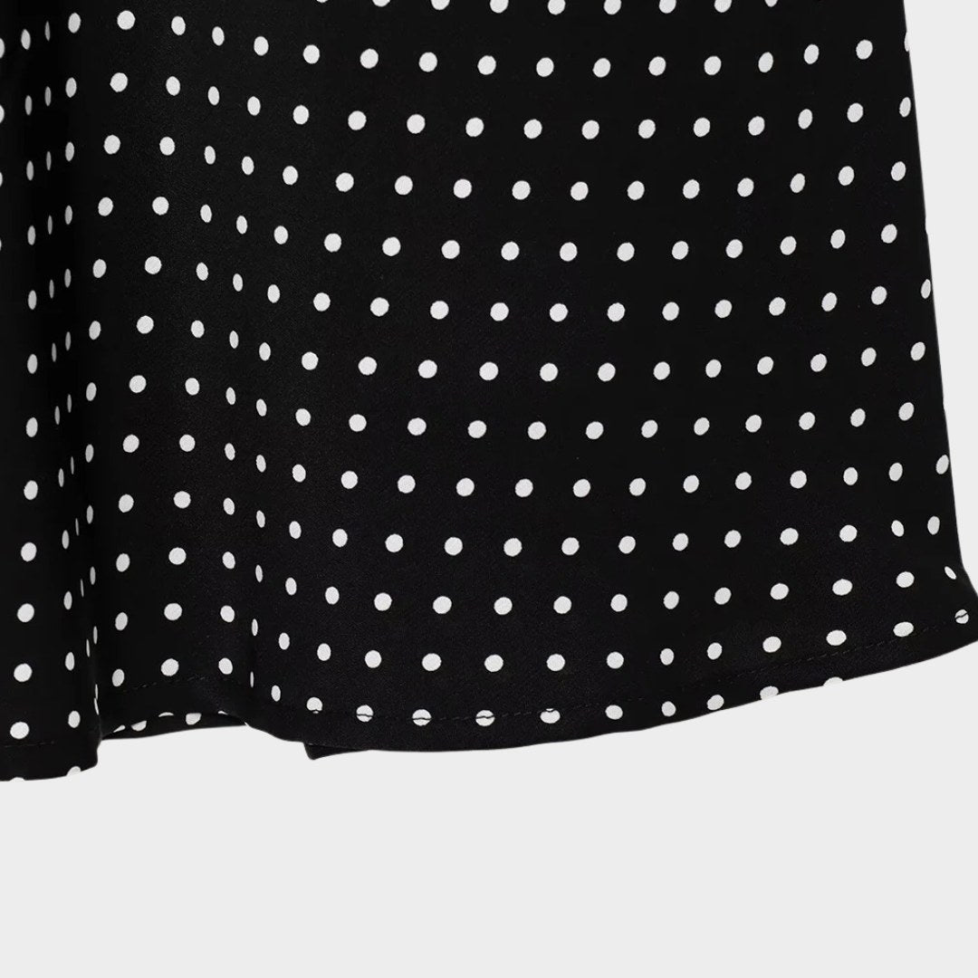 Svart halterneck-klänning med prickigt mönster och öppen rygg