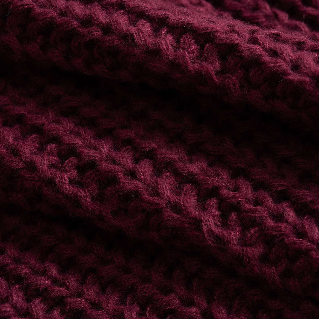 Vinröd grovstickad kort kofta med guldknappar och fickor för dam