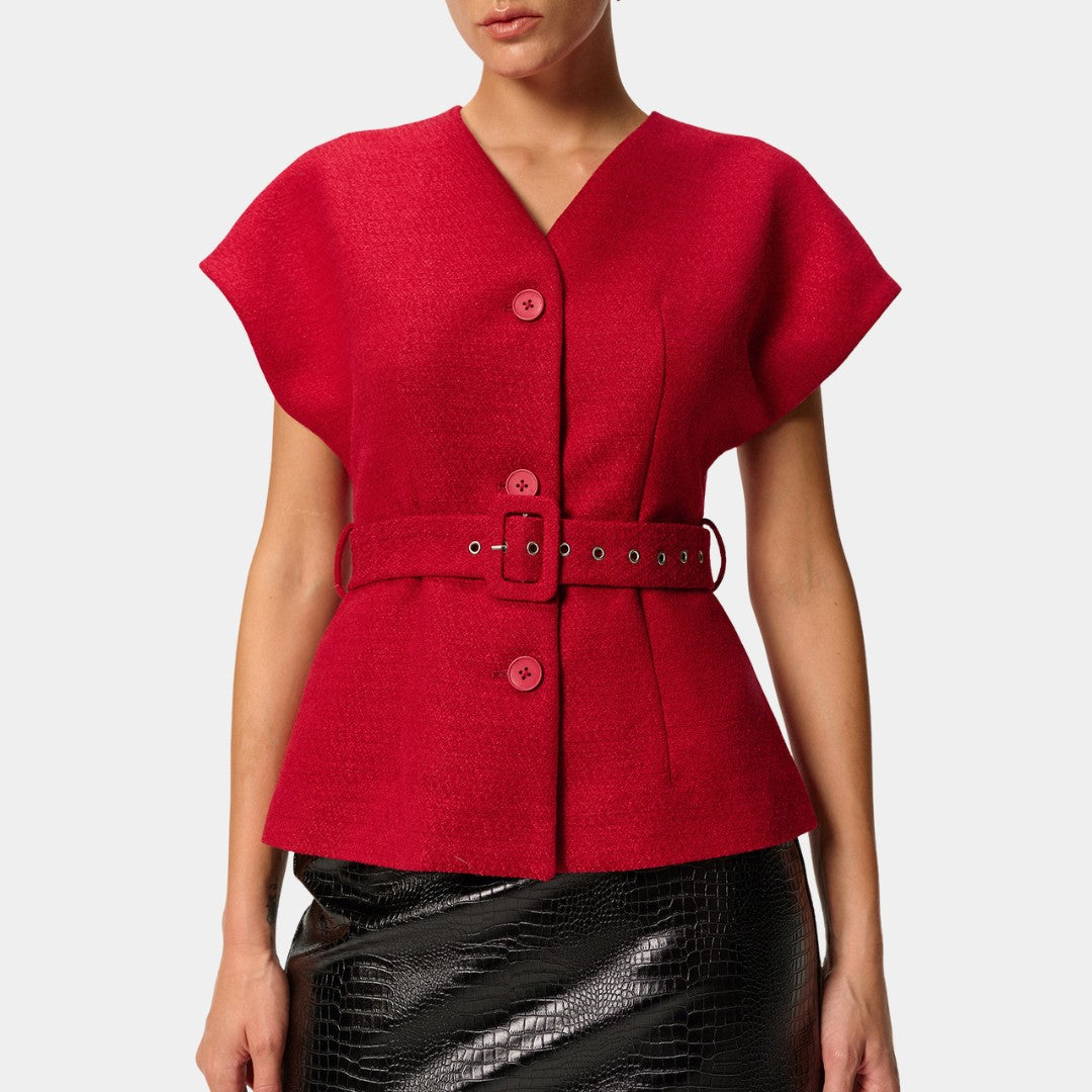 Kort röd väst i vävt tyg med bälte och knappar