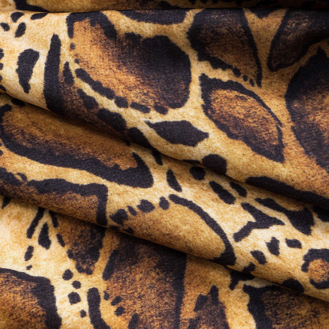 Brun blus med leopardmönster volangärmar och knytning framtill