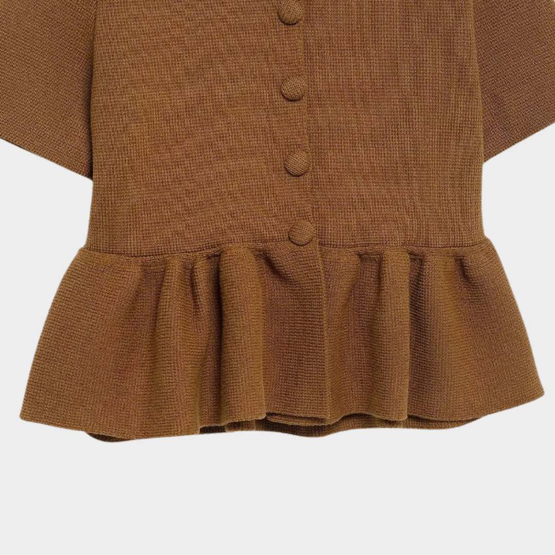 Brun stickad tröja med slagkrage korta ärmar och veckdetalj