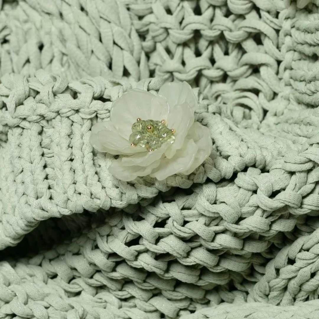 Ljusgrön kabelstickad tröja med blomknappar