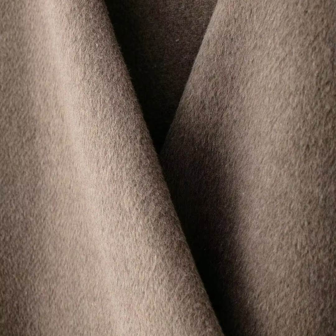 Mellanbrun omlottjacka med smalt bälte och V-ringning