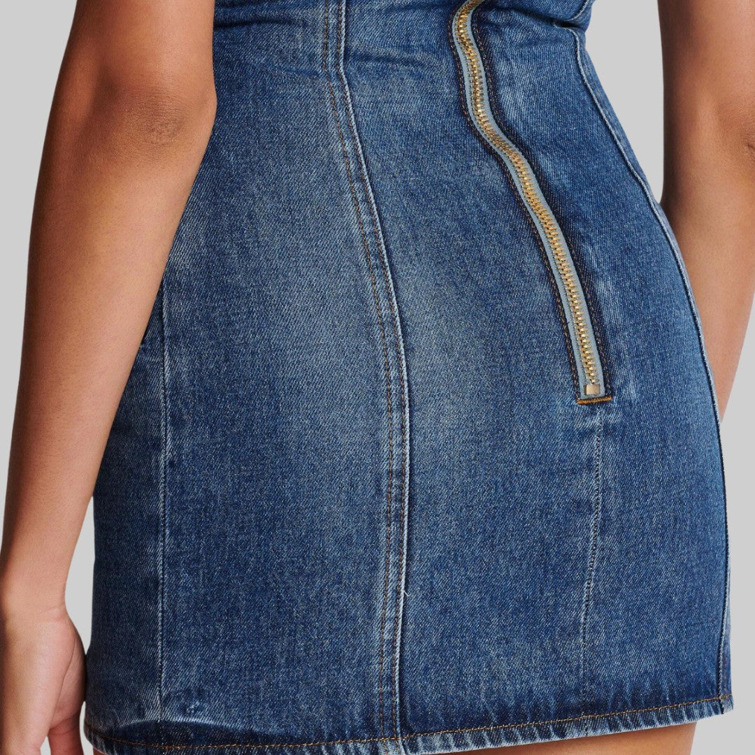 Högmidjad Denimkjol med Guldknappar och Figursydd Silhuett