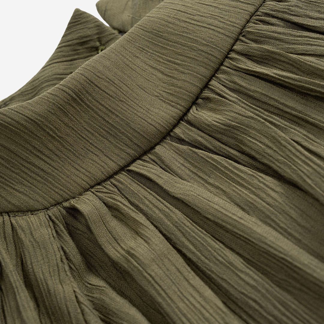 Maxiklänning olivgrön med lång ärm rund hals veckad design figurnära midja