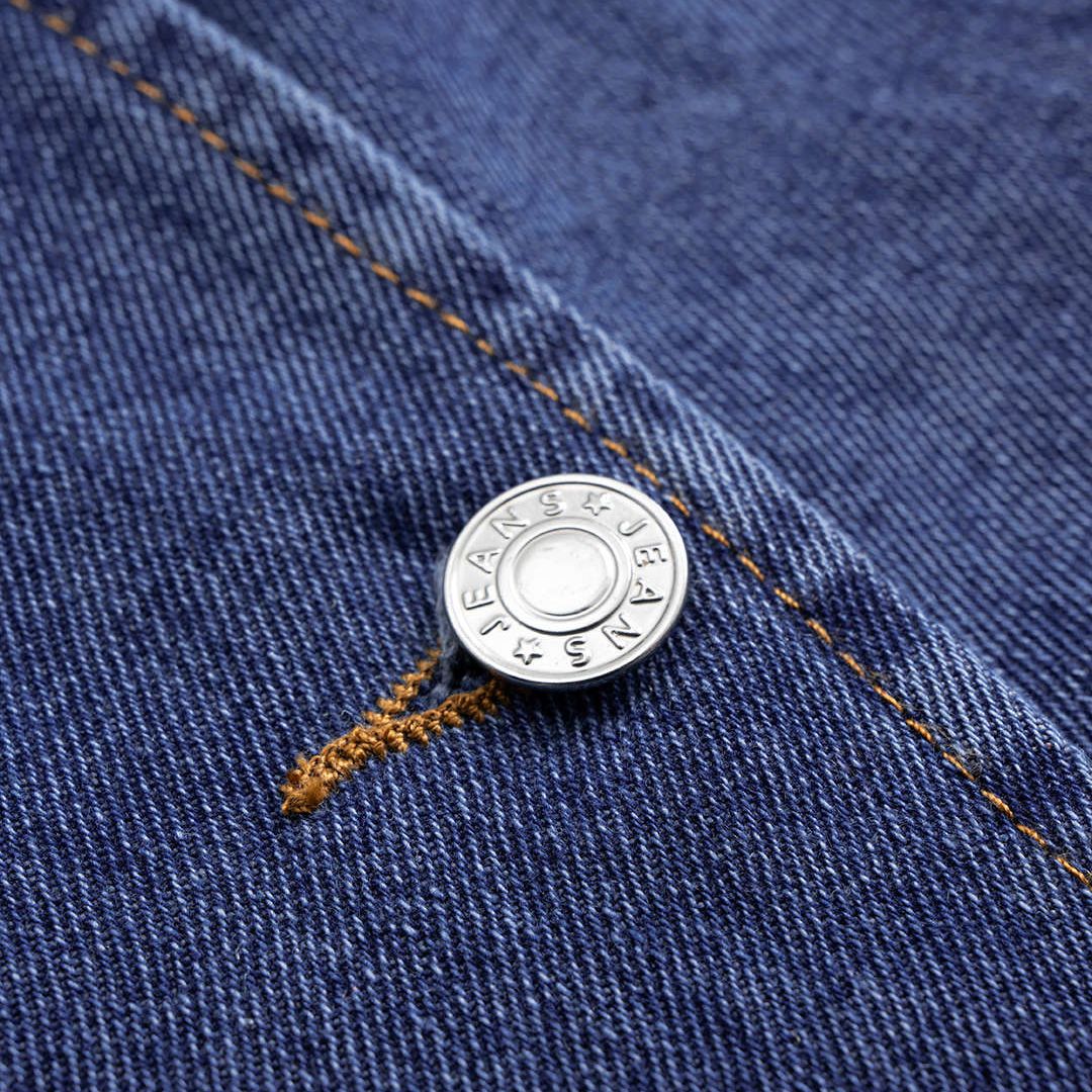 Ärmlös asymmetrisk jeansväst med markerade knappar och figurnära passform