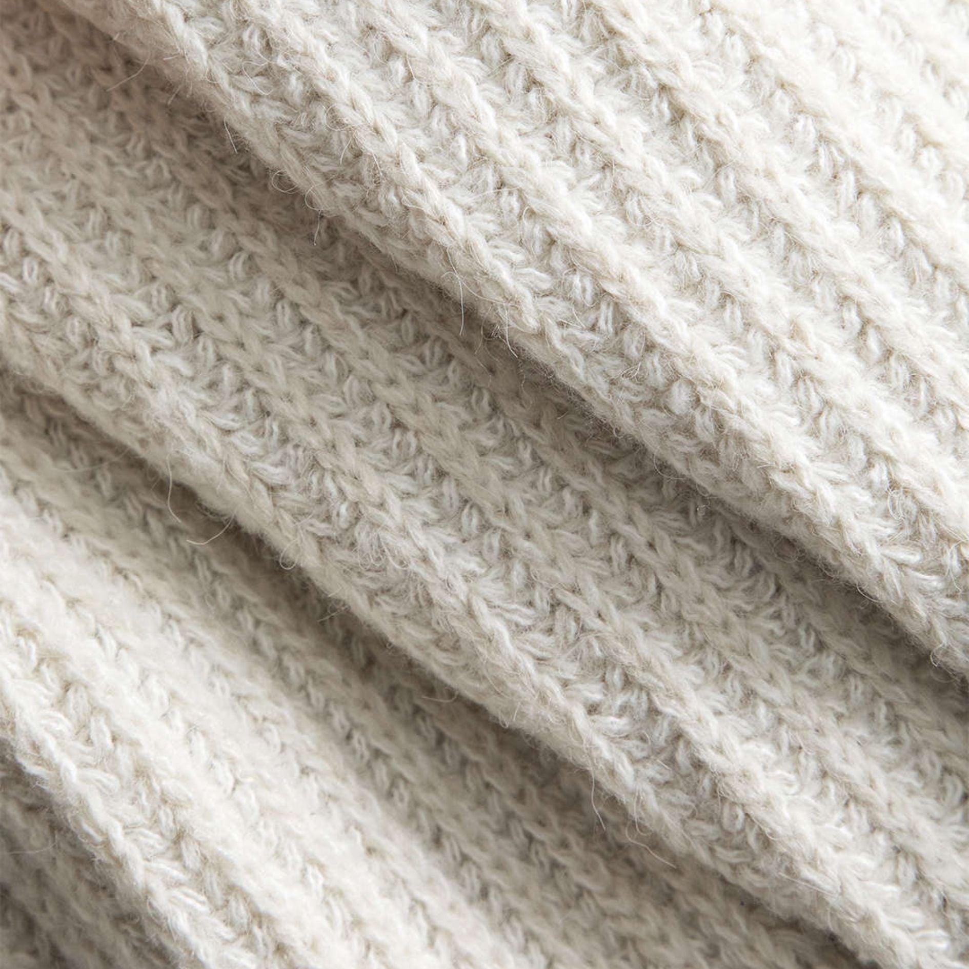 Vit stickad cardigan i ribbat jersey med jeansdetaljer och kontrastfickor