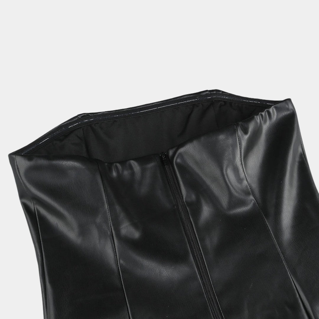 Axelbandslös långklänning i svart fuskläder med spetsdetaljer