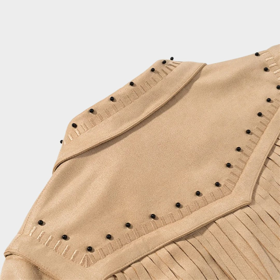 Beige mockajacka i cowboystil med långa fransar och nitar