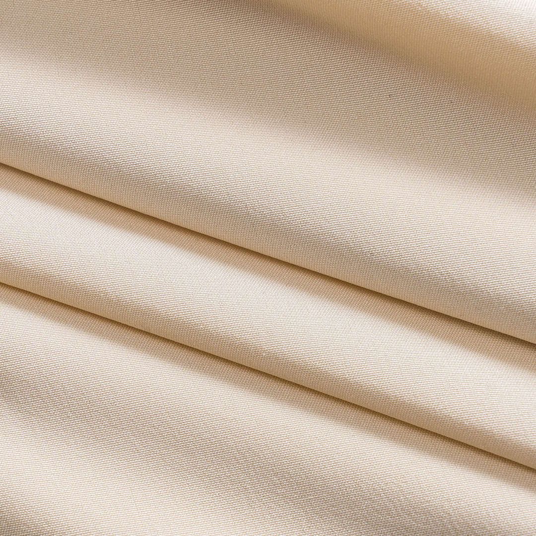 Beige blus med voluminösa volanger och rynkade ärmar