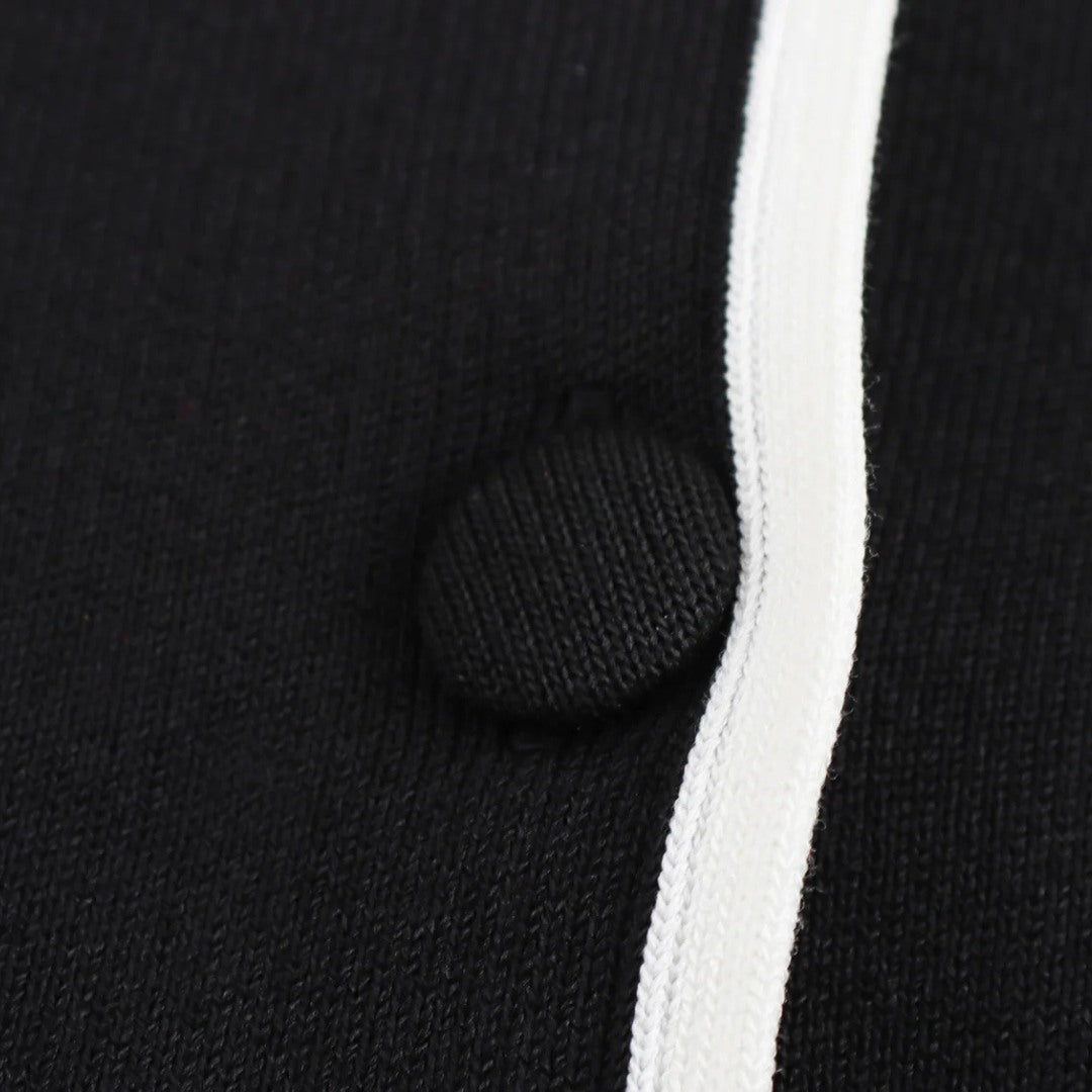 Elegant svart tvådelad stickad set med kofta och minikjol