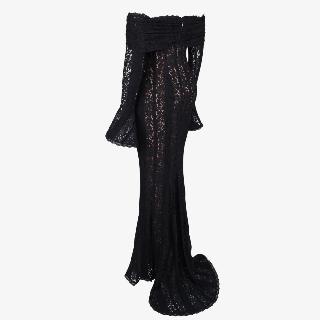 Lång axelbandslös spetsklänning med utsvängda ärmar och draperad överdel