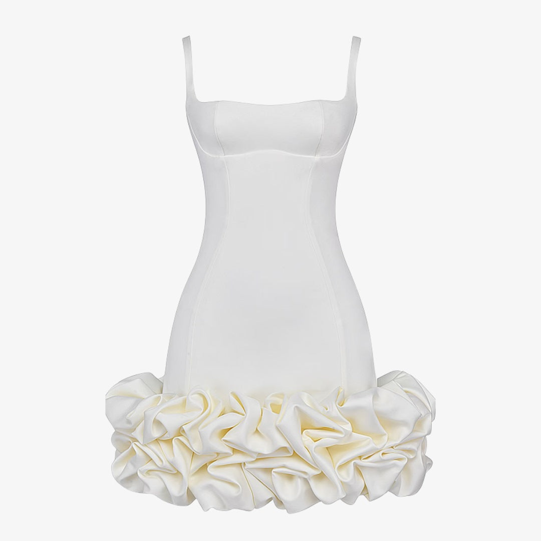 Vit satinklänning med rak halsringning och volangkant