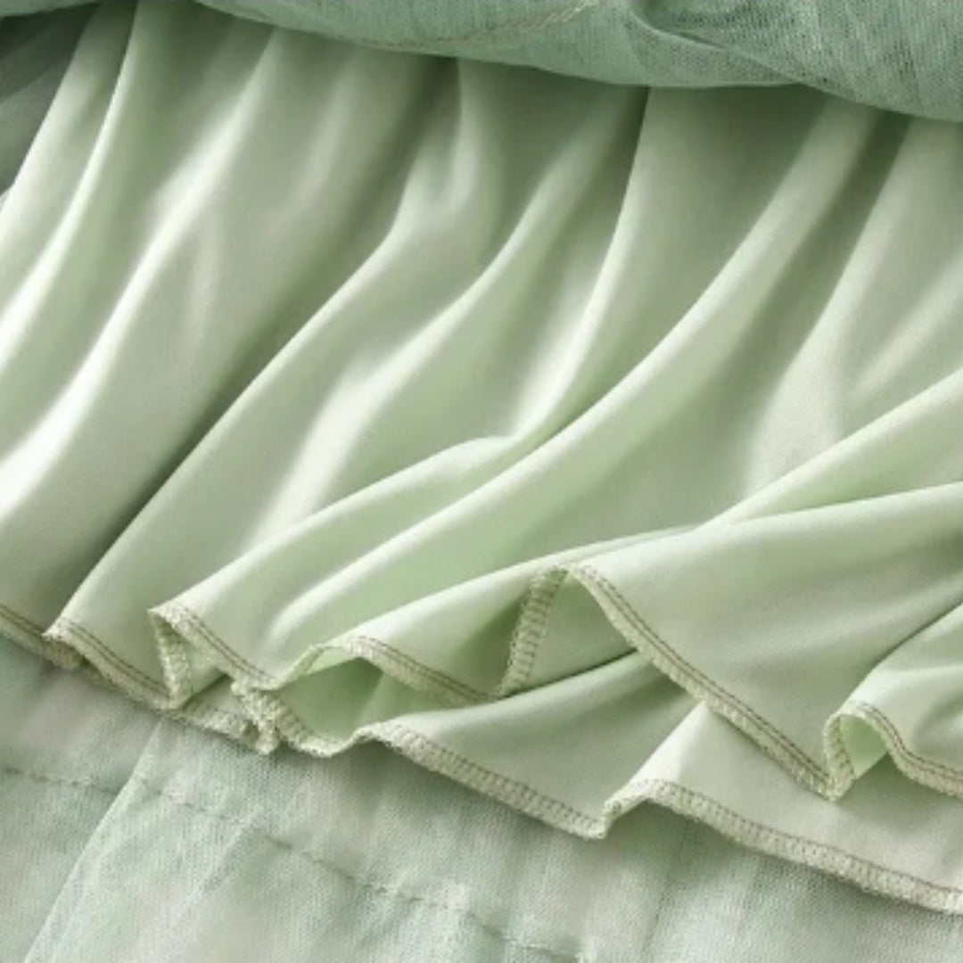 Kjol i mesh med plisserade lager naturlig midja och avslappnad passform