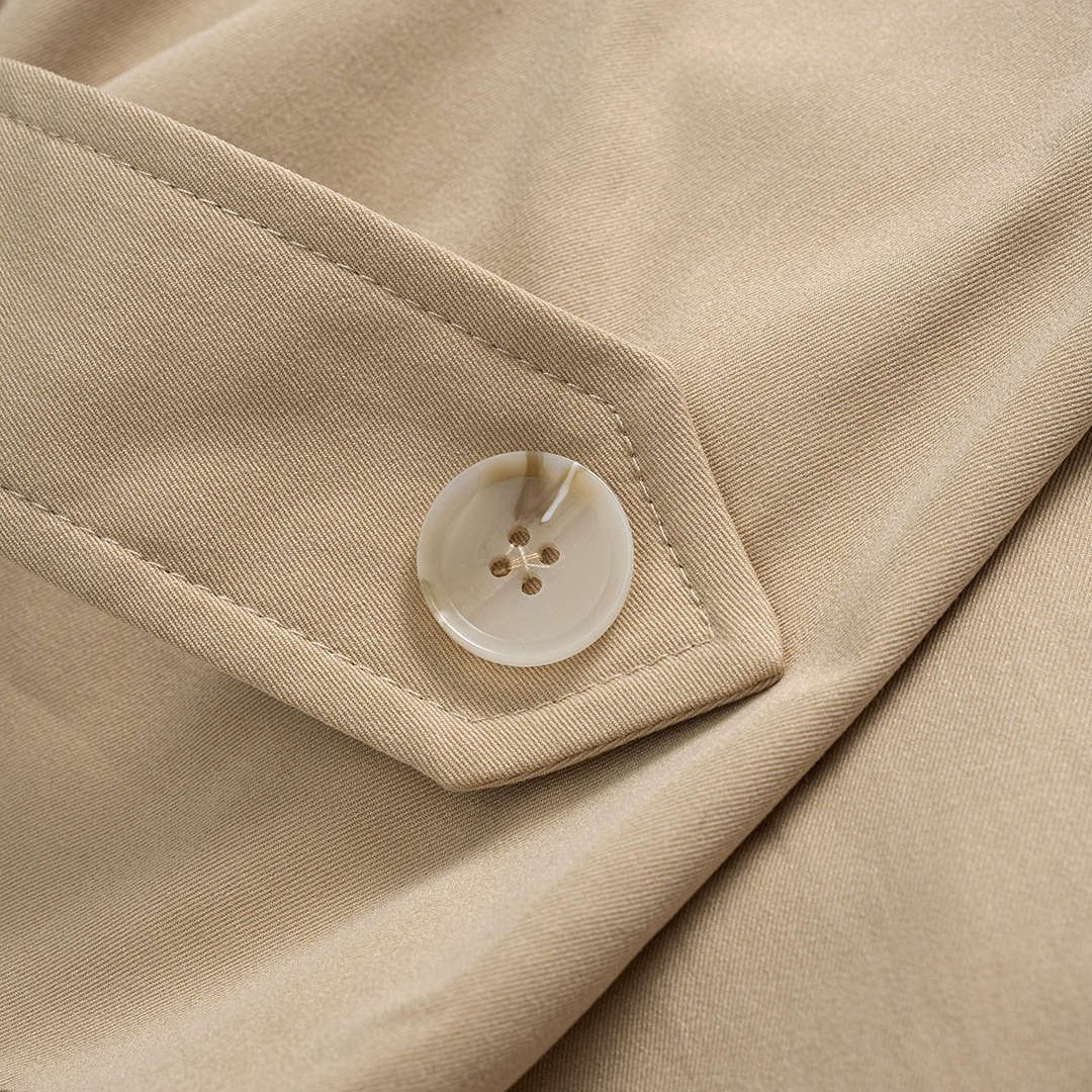 Beige trenchinspirerad kort kappa med bred knytmidja och avslappnad silhuett