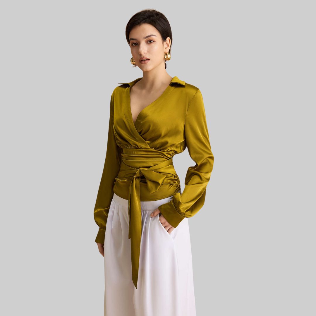 Olivbrun långärmad satintopp med figurnära passform och elegant glans