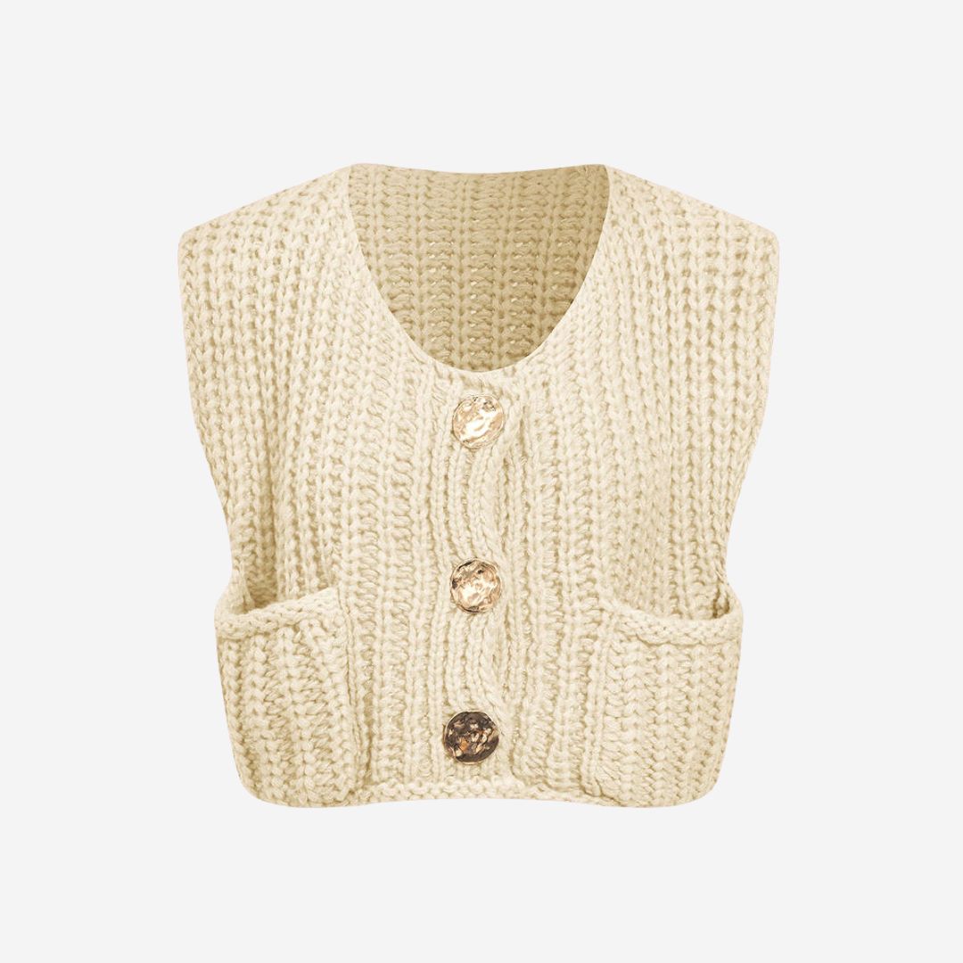 Stickad väst i grov röd maskstickning med dekorativa knappar och framfickor