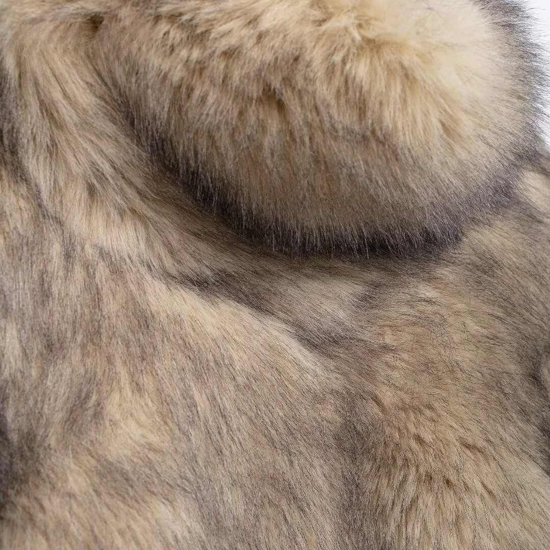 Beige jacka i fuskpäls med hög krage och breda ärmslut