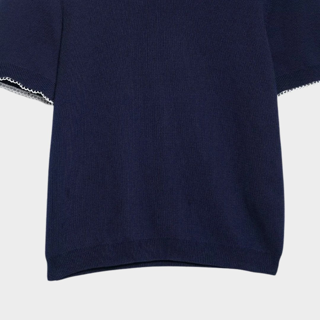 Stickad mörkblå topp med krage och kort ärm