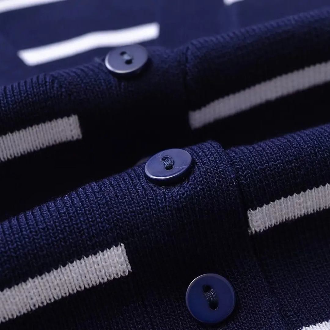 Stickad väst med ränder och asymmetrisk fåll