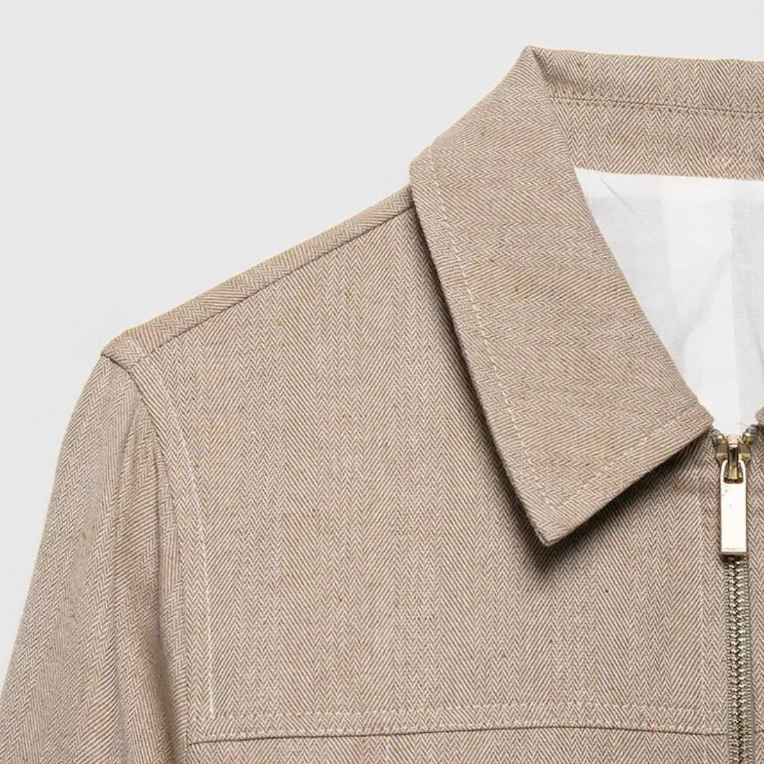Beige tvådelat set med kort jacka och raka byxor i hög midja