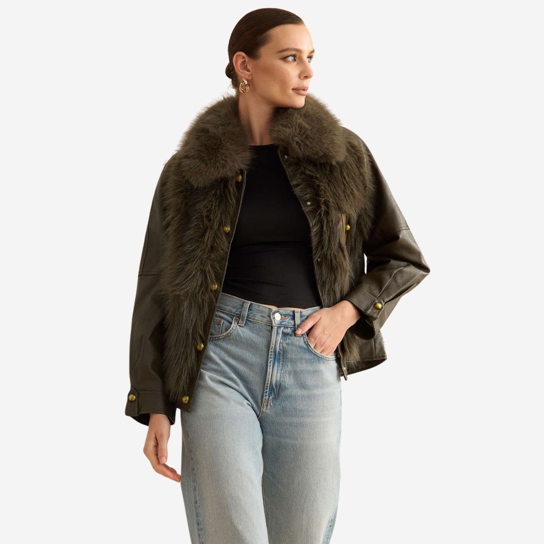 Kaffebrun jacka i fuskläder med grå fuskpäls och bred krage för dam
