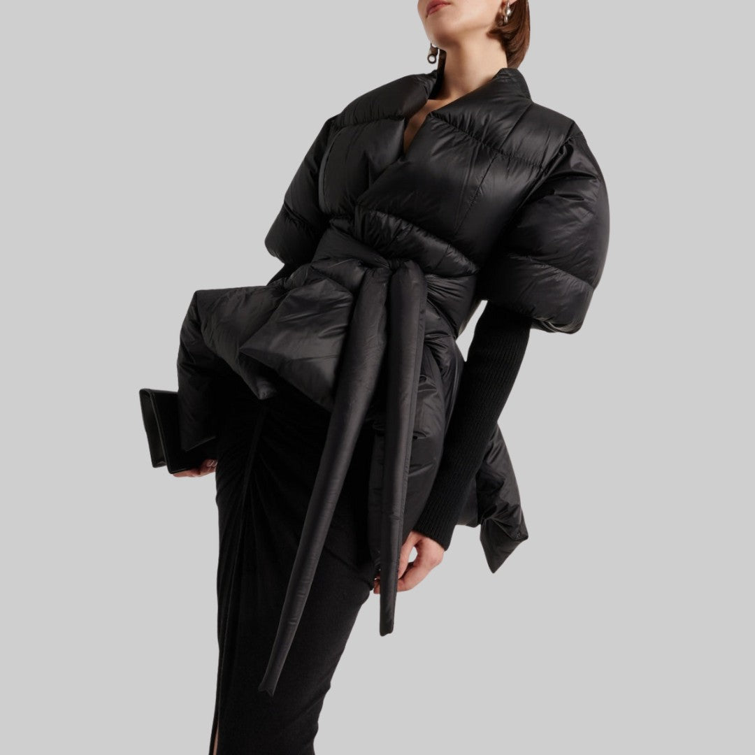 Vadderad omlottjacka med skärp och puffärmar med stickade muddar