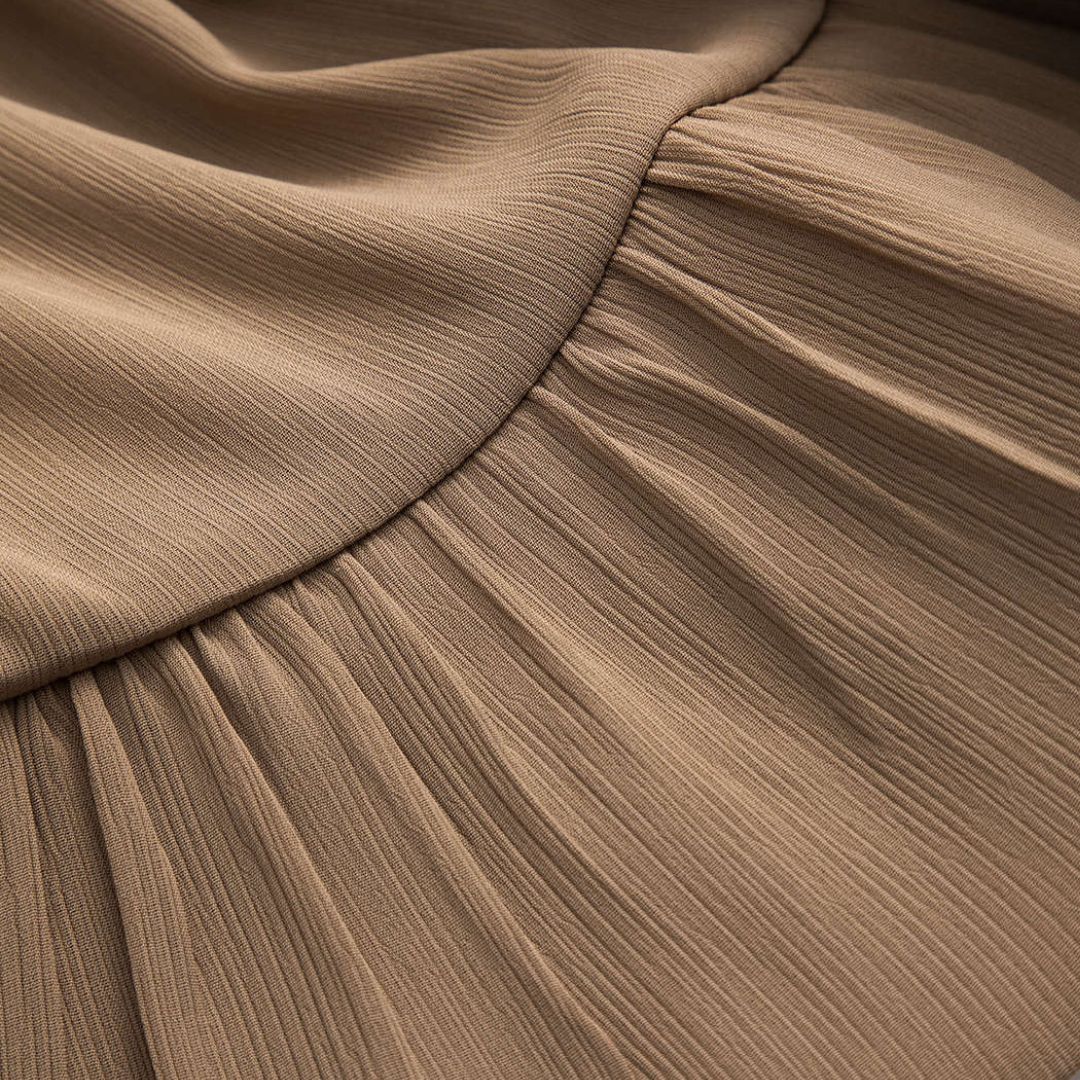 Brun chiffontopp med rynkad krage och volangkant