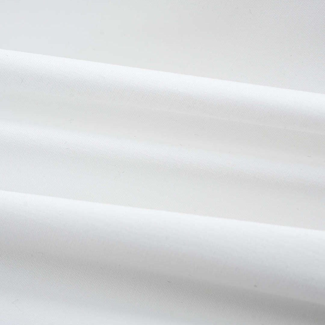 Vit kort blus med ballongärmar och dold knappslå