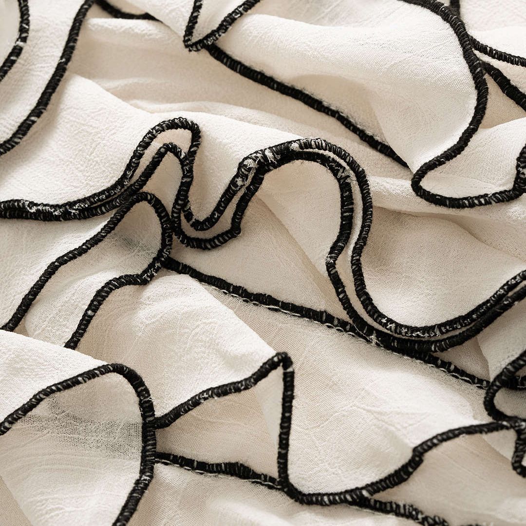 Vit chiffongblus med volanger kontrastkant och snörning vid halsringningen