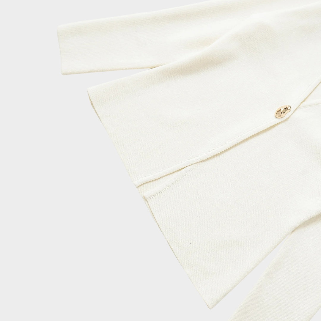 Pastellfärgad stickad kofta med V-ringning och guldfärgad knapp