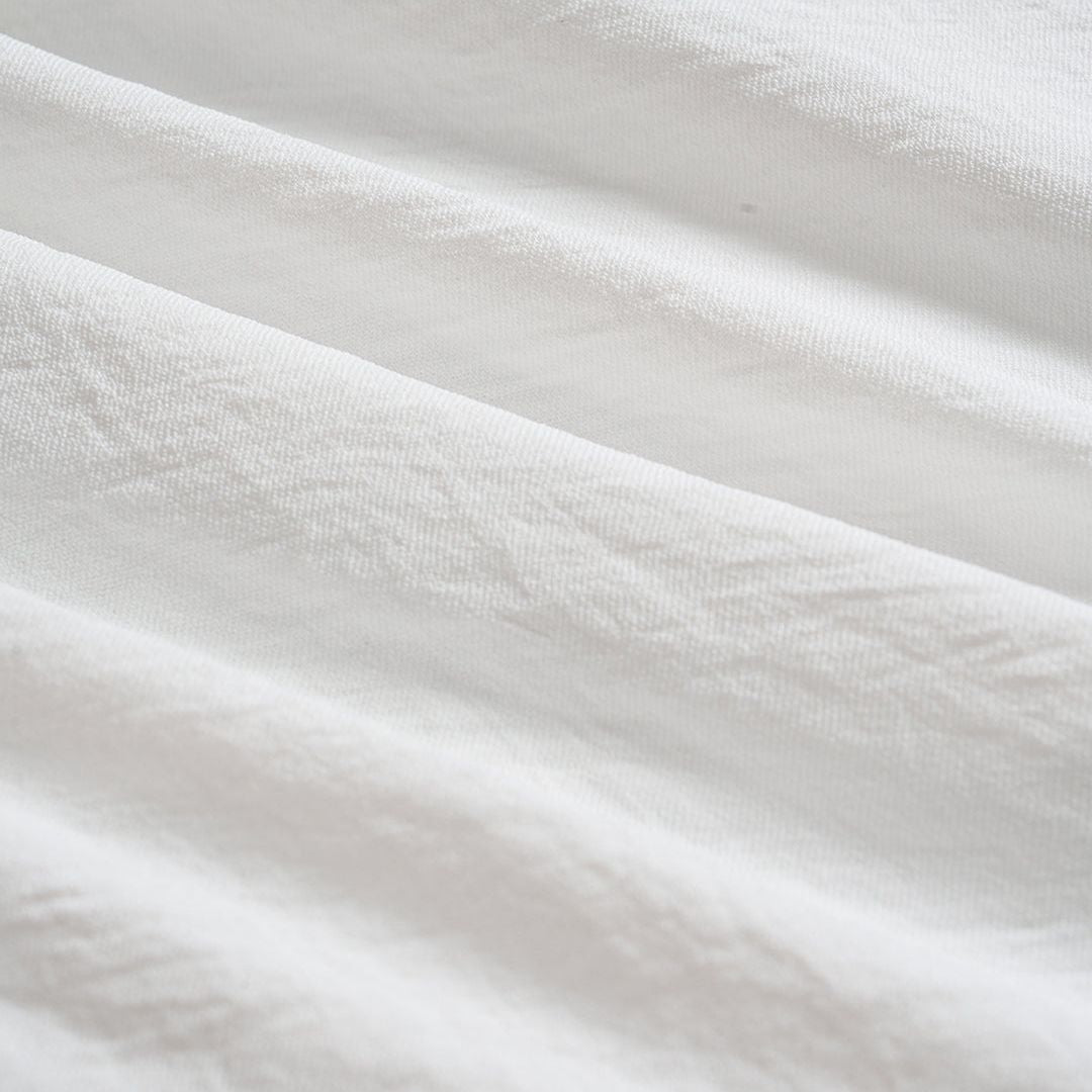 Vit blus med spetskant, korta puffärmar och transparenta knappar