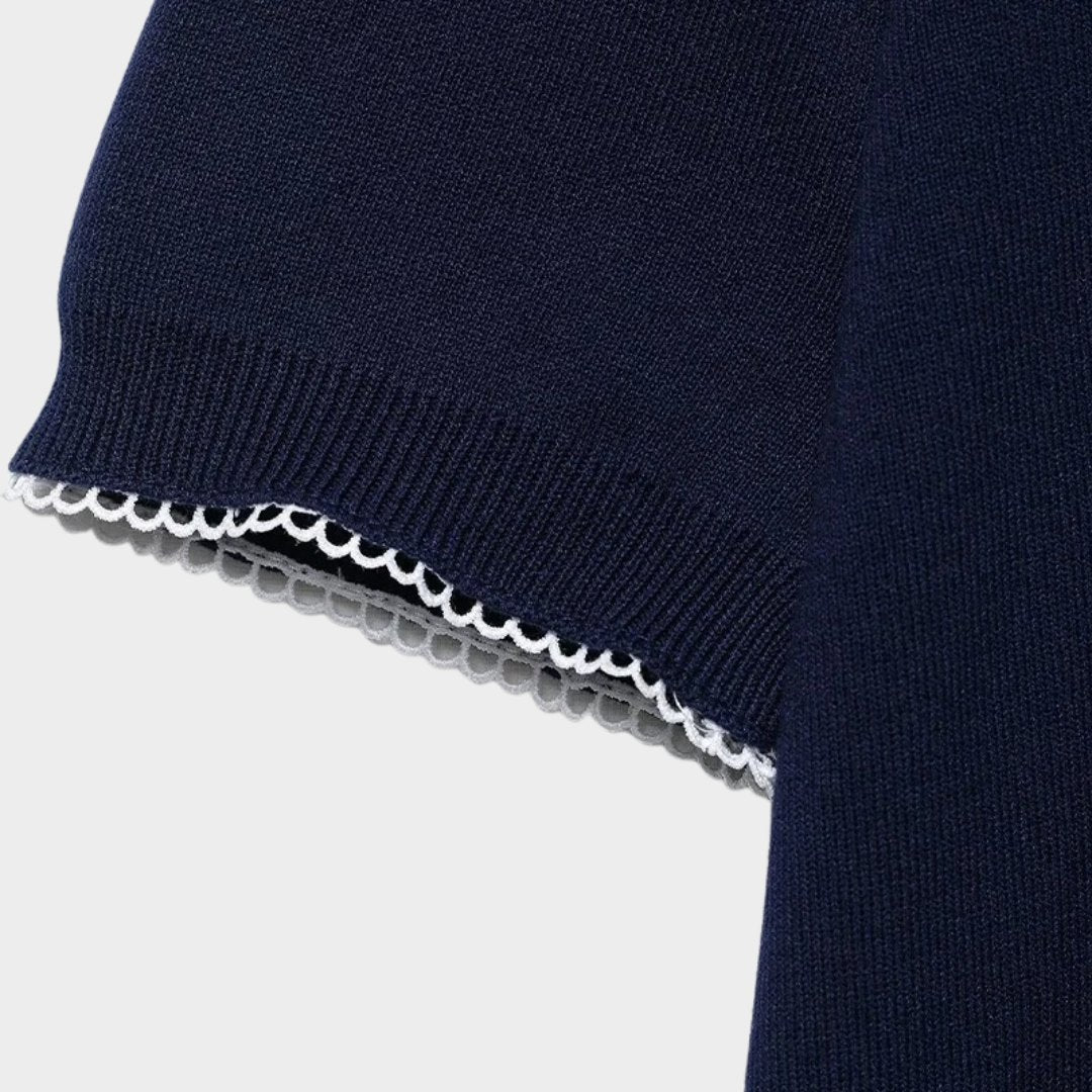 Stickad mörkblå topp med krage och kort ärm