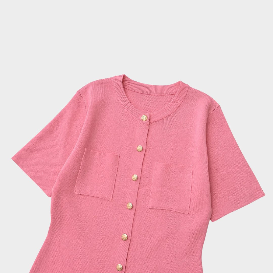 Stickad miniklänning med fickor och metallknappar