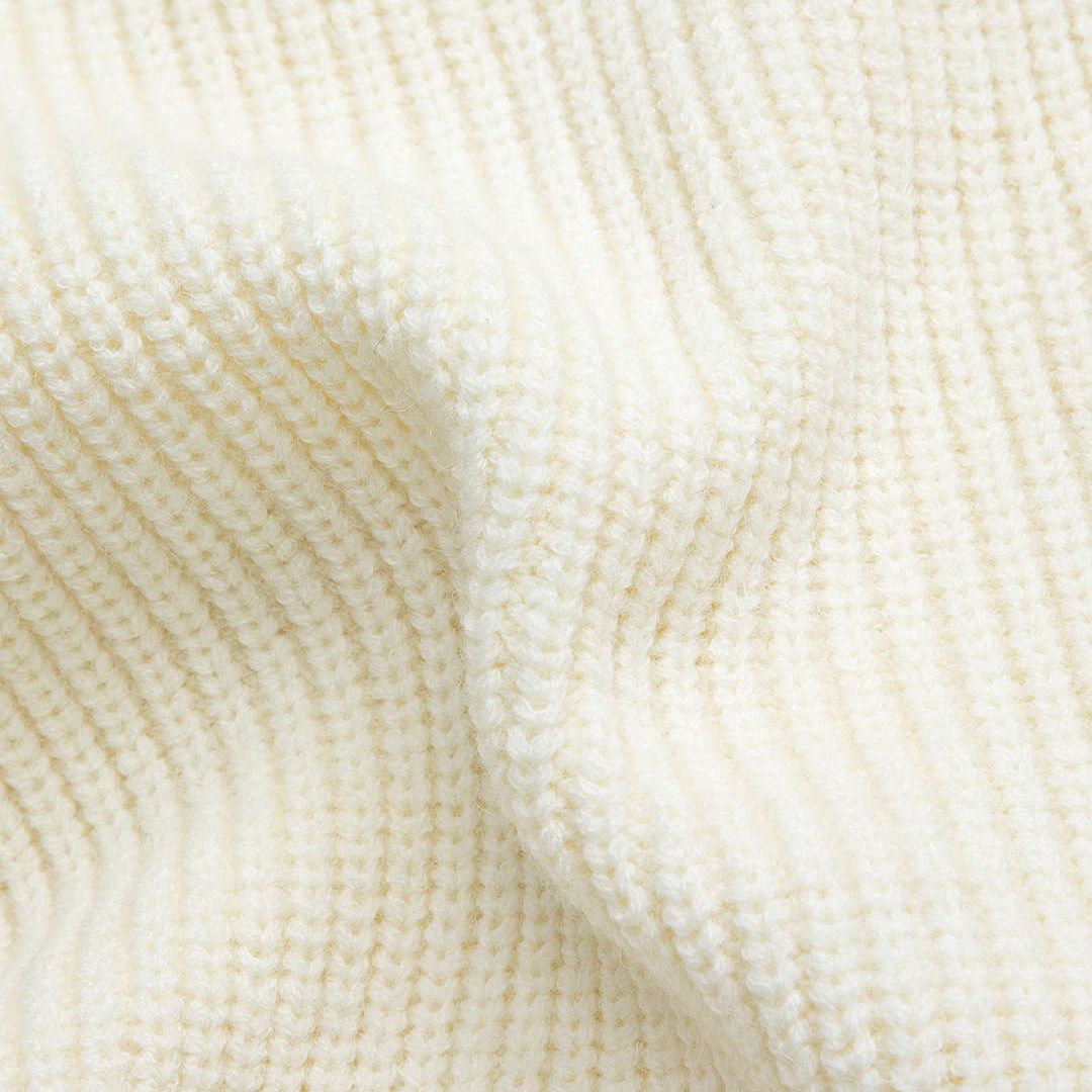 Fitted-passform quiltad stickad jacka med dragkedja och kontrasterande ärmar