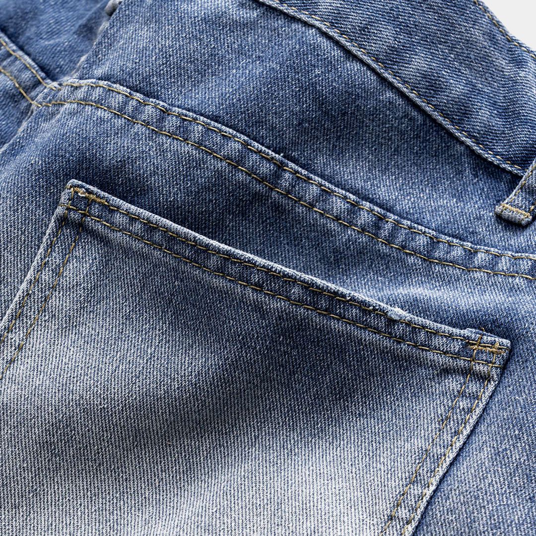 Högmidjade jeans i blekt tvätt med breda ben, markerad knappgylf och slitna detaljer baktill